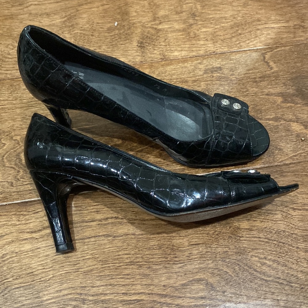 Stuart Weitzman Black Patent Croc Pattern Heels 7… - image 4